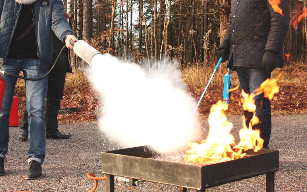 Dinas Damkar Sekadau Evakuasi Longsor di Pinggir Sungai